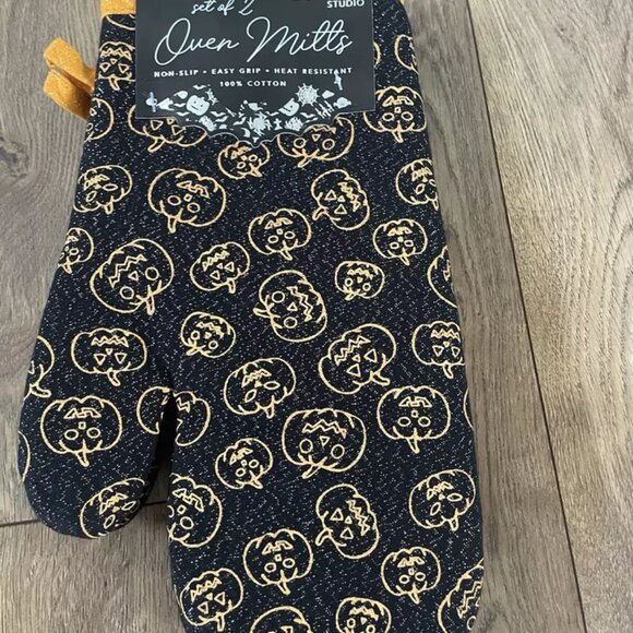 Happy Halloween 2 Set of Oven Mitts 100 % Cotton Metallic Pumpkin Prints - Picture 2 of 3